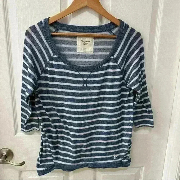 Ladies Abercrombie & Fitch Blue and White Striped Pullover 3/4 Sleeve Sweater XS - Picture 2 of 7